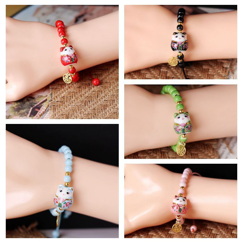 Bracelet Maneki Neko avec figurine centrale et perles colorées, le cadeau parfait pour une touche de chance personnelle et stylée