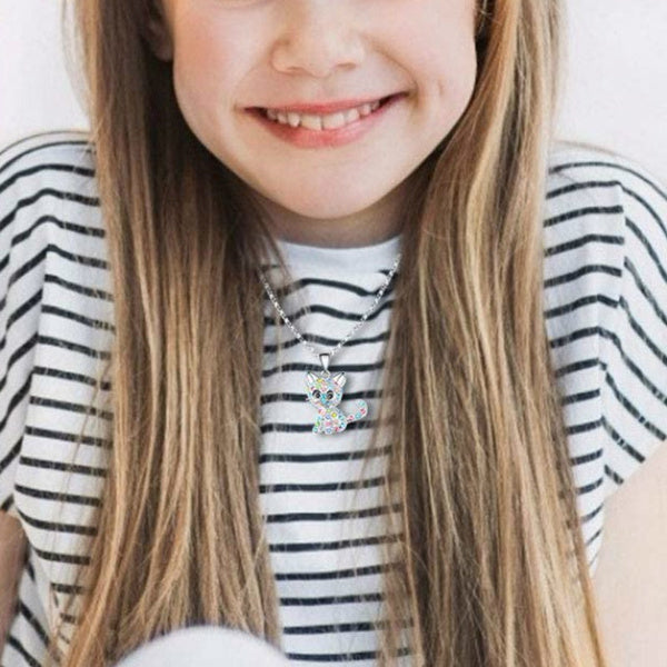 Pendentif chat avec des pierres brillantes