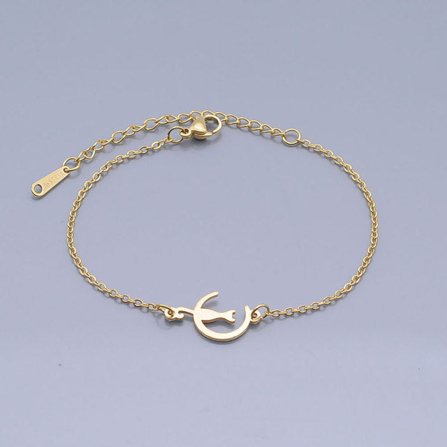 Bracelet chat assis sur la lune
