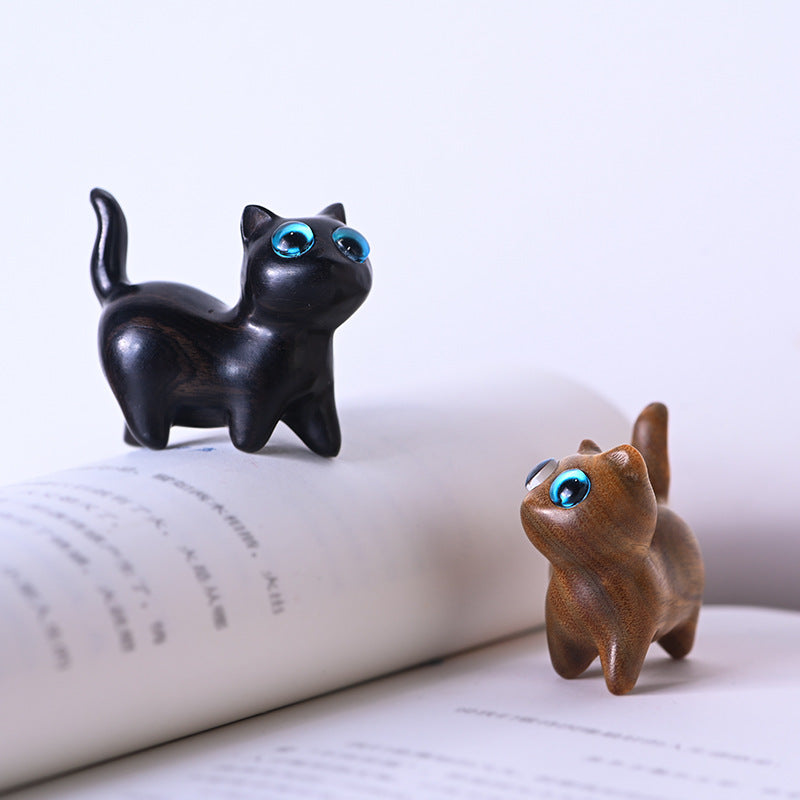 Figurine chat mignon aux yeux bleus