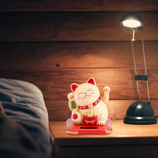 Maneki Neko à bras mobile qui se balance grâce à l'énergie solaire, symbole japonais de chance et prospérité.