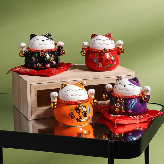 Maneki Neko porte-bonheur japonais en céramique, parfait pour une décoration intérieure positive et apaisante.