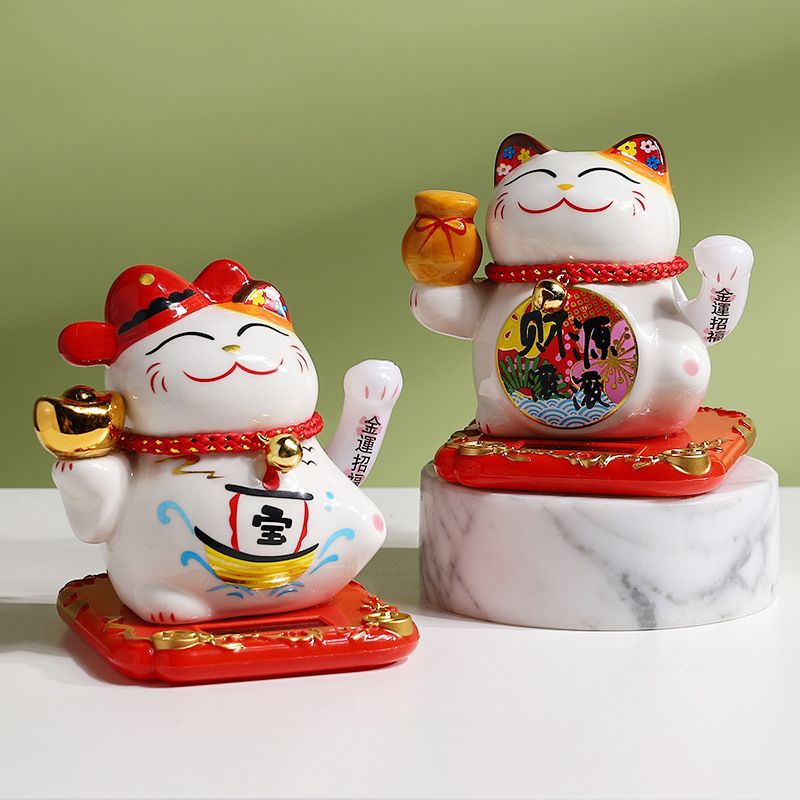 Figurine Maneki Neko en céramique émaillée avec patte levée, symbole de chance et de prospérité