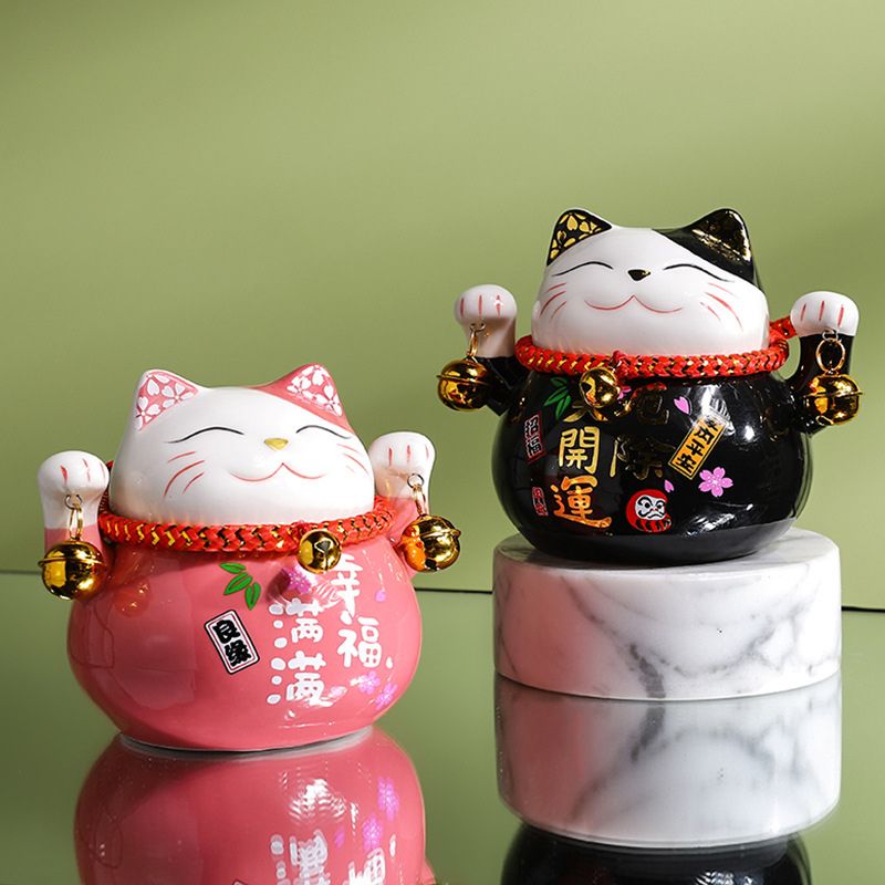 Figurine maneki neko traditionnelle avec des couleurs vives et des détails peints à la main, idéale pour apporter fortune et protection