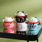 Petit chat porte-bonheur maneki neko, une décoration de maison qui attire la chance et crée une atmosphère sereine