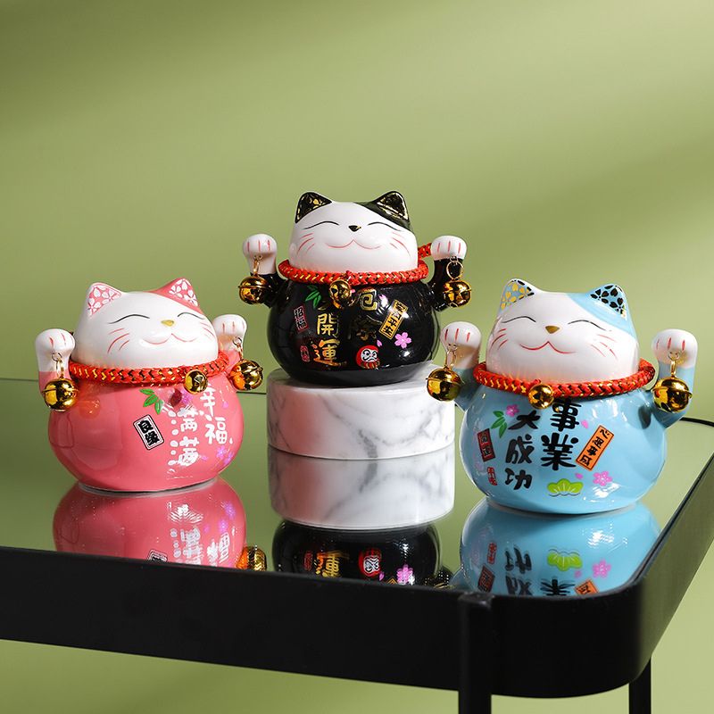 Petit chat porte-bonheur maneki neko, une décoration de maison qui attire la chance et crée une atmosphère sereine