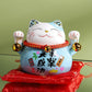 Figurine maneki neko sur socle stable, un compagnon de bonne fortune qui transforme votre espace de vie