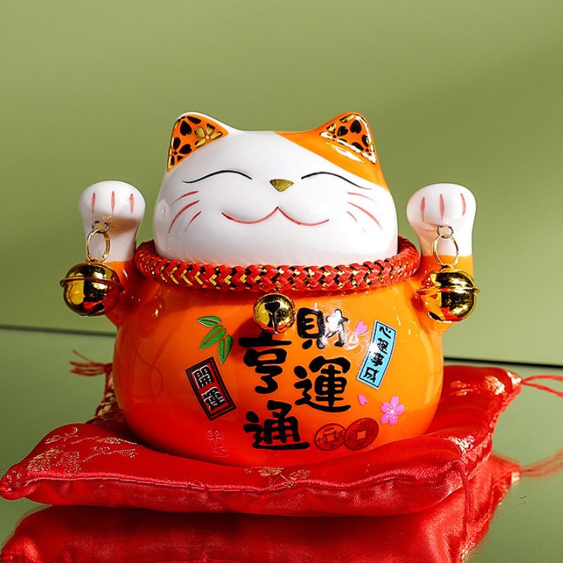 Maneki Neko traditionnel avec finition brillante, ajoutant une touche d’élégance et de chance à votre décoration intérieure.