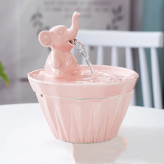 Fontaine à Eau Chat en Céramique au Design d'Éléphant sur une table blanche