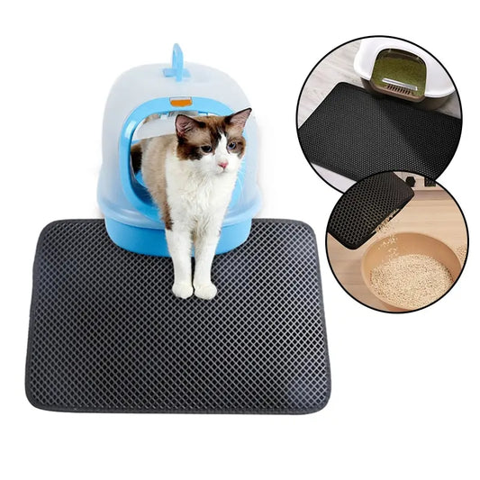 Tapis de Litières pour Chat Étanche à Double Couche sur fond blanc avec un chat dans une caisse à chat et sur le tapis