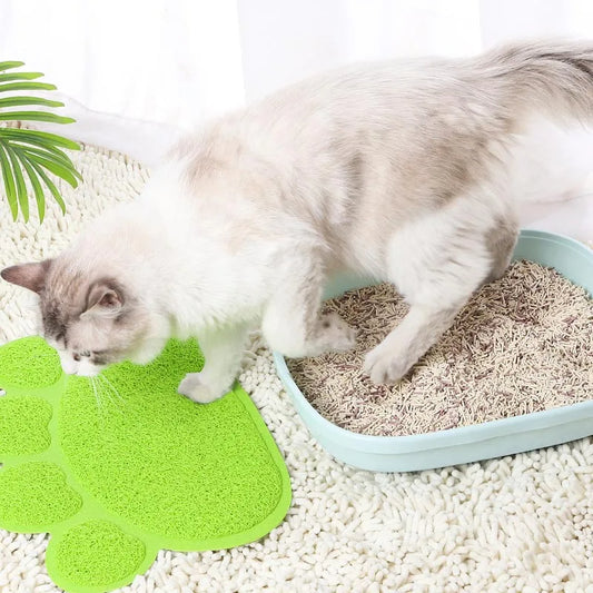 Tapis de Litières pour Chat Vert en Forme de Patte de Chat avec un chat sortant de son bac à litière