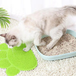 Tapis de Litières pour Chat Vert en Forme de Patte de Chat avec un chat sortant de son bac à litière