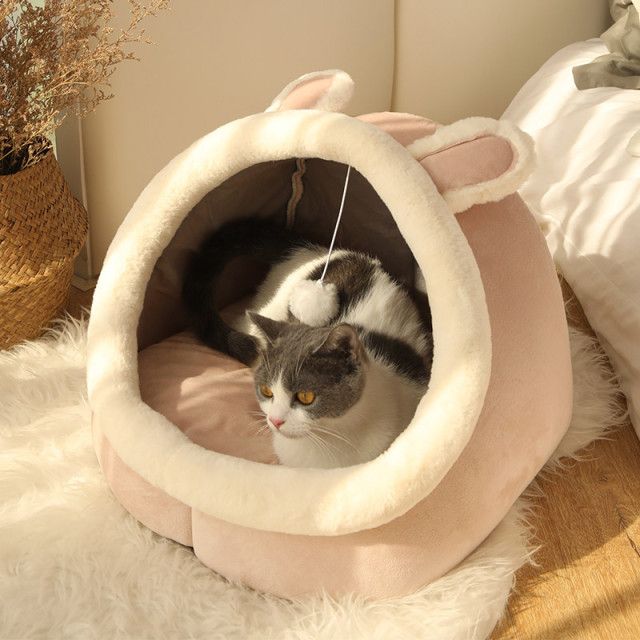 chat dans un panier pour chat rose avec oreille de lapin