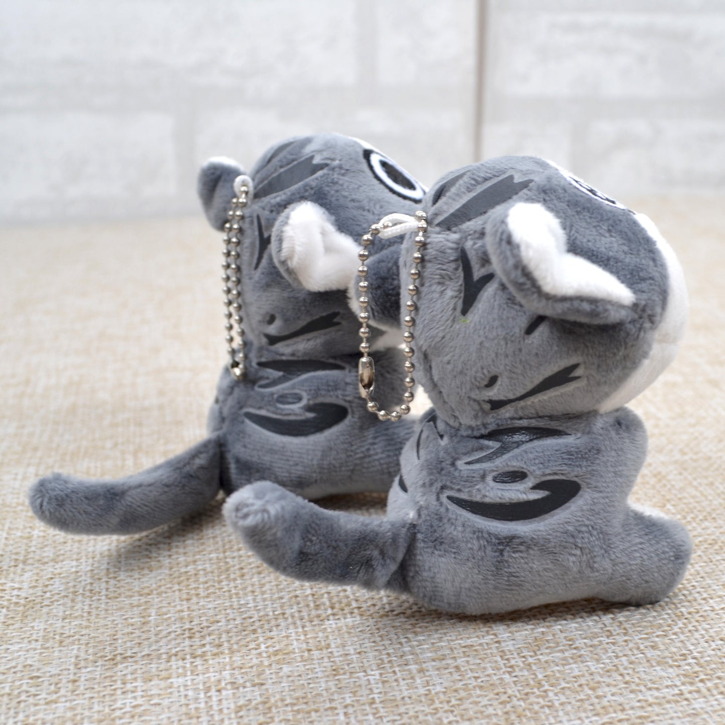 Peluche chat gris assis