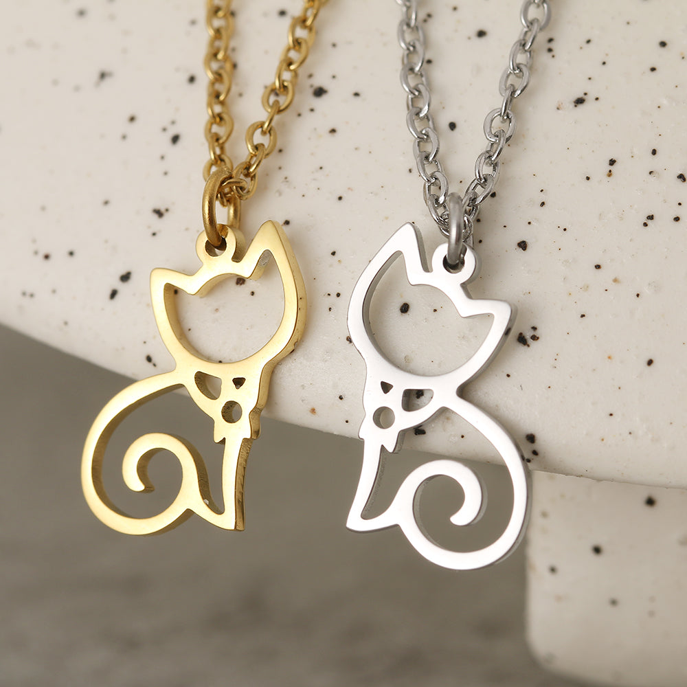 Pendentif chat assis pour petite fille