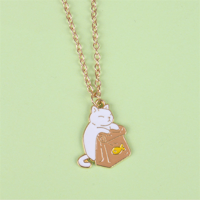 Pendentif chat mignon avec poisson